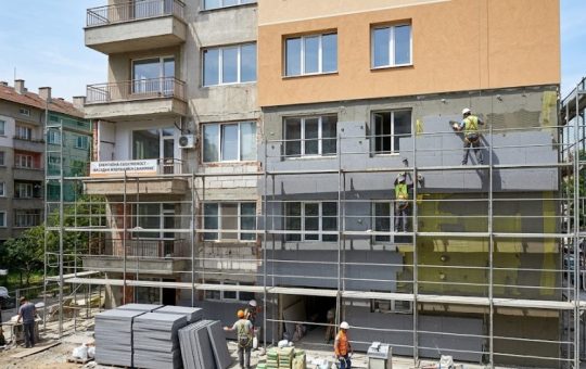 Фасадната изолация не се държи само на лепило: ролята на механичното закрепване